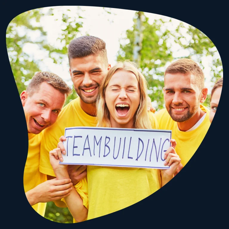 Équipe dynamique participant à une activité de team building en plein air, renforçant la cohésion et l'esprit d'équipe.