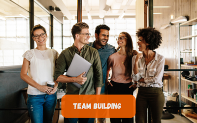 Collègues de travail souriants et discutant ensemble.